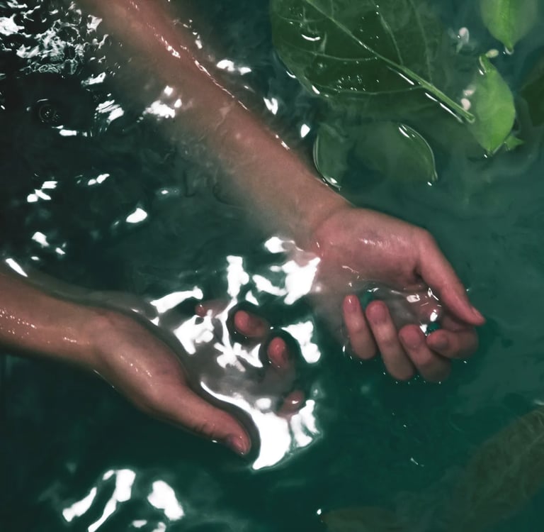 Mains dans l’eau illustrant l’accueil d’un soin ponctuel pour libérer l’excès et clarifier le champ