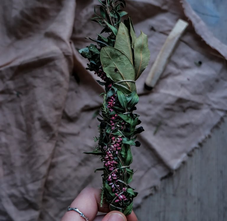 Bâton d’herbes pour illustrer la purification énergétique et l’ancrage subtil des soins profonds