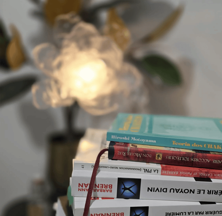 Livres de thérapie et objets symboliques illustrant l’ancrage, la rigueur et l’intuition réunis