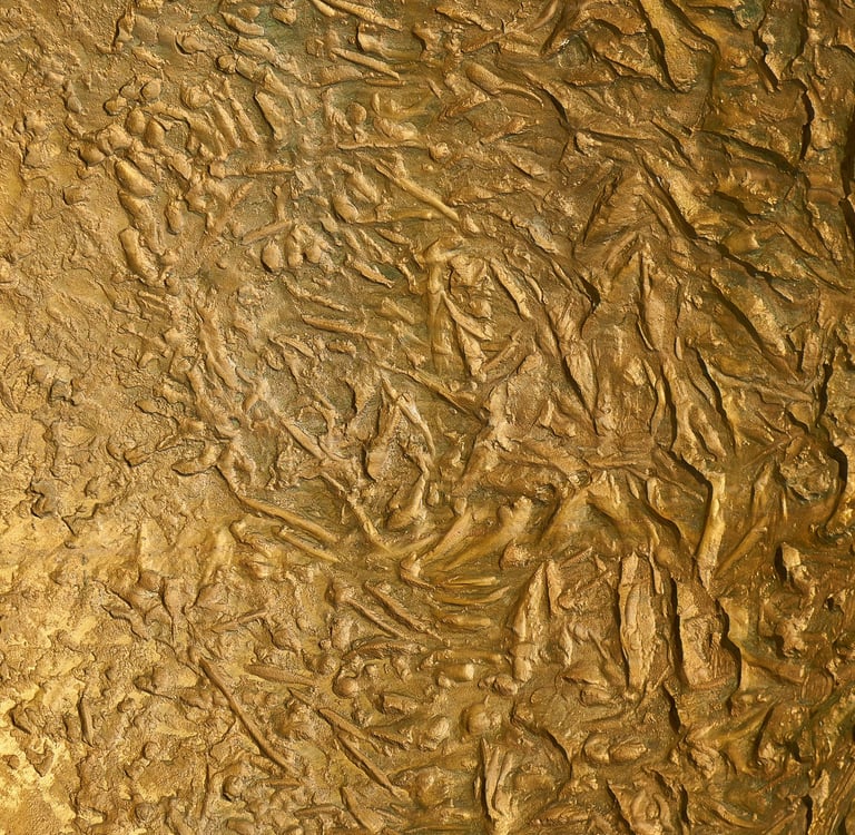 Texture d’or martelé symbolisant la valeur, la structure et la profondeur du soin énergétique