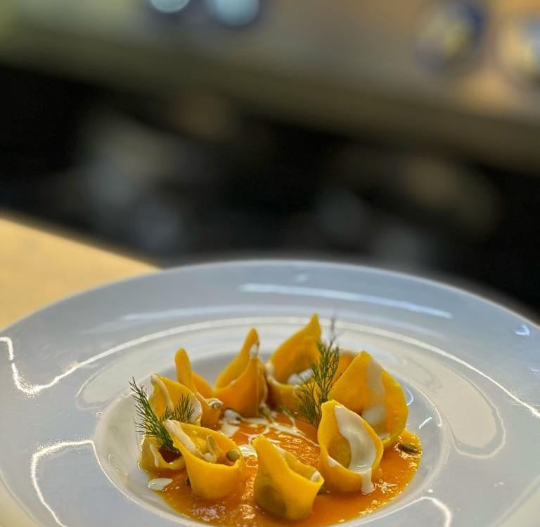 Домашние тортелли с мясом голубя и тыквенным кремом в Il Giardino.