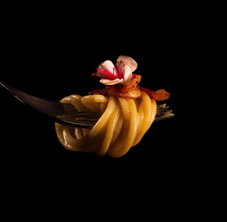 Primo piano di una forchettata di spaghetti alla carbonara - Creamy Spaghetti Carbonara experience a