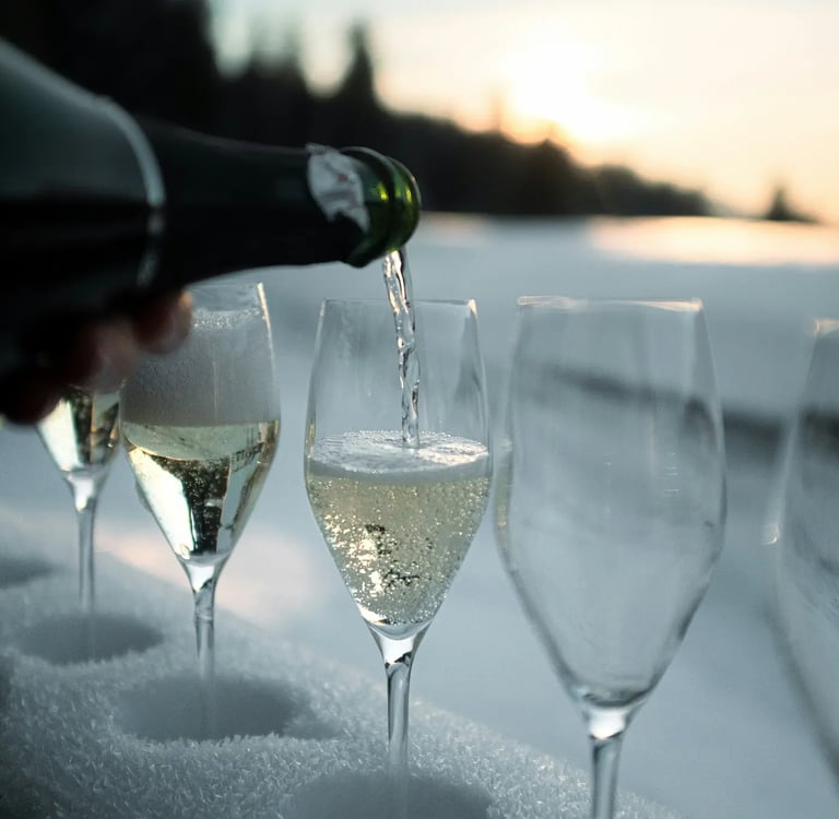 Service d'un verre de champage dans la neige