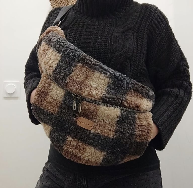 sac banane lilyboo fait main porté en bandouillère, les mains dans les poches en moumoute 