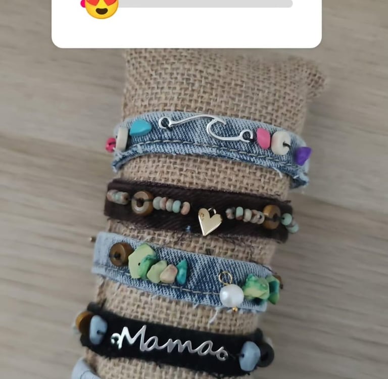 plusieurs bracelets faits main en jean de differentes couleurs avec depetites breloques accrochées