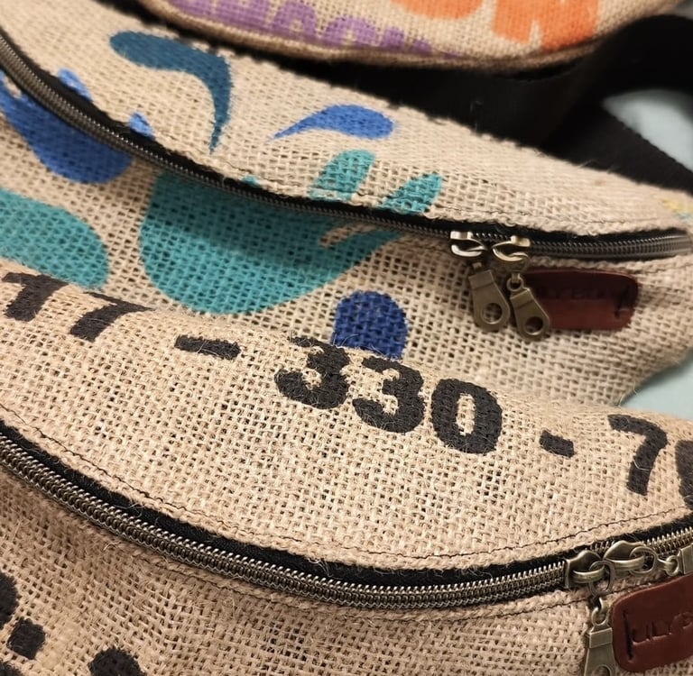 gros plan sur des bananes faites main en upcycling avec di tissu de sac à café recyclé