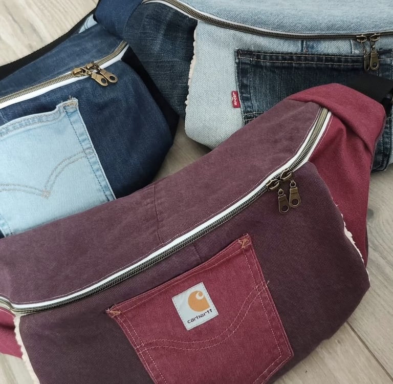 Gros plan sur plusieurs sacs banane fabriqués avec des tissus recyclés