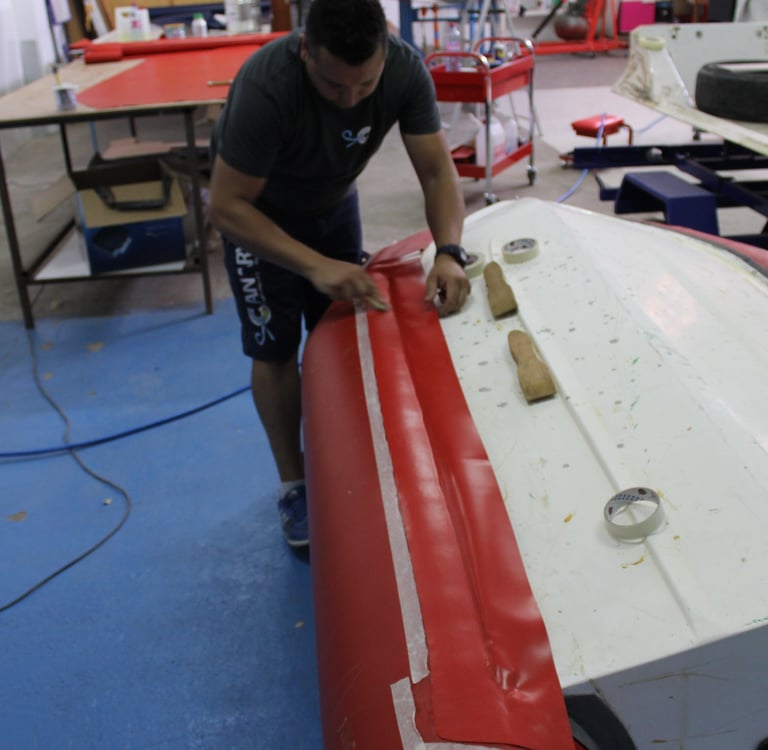 Yeray Sánchez adhiriendo un tubular al casco de una semirrígida pequeña