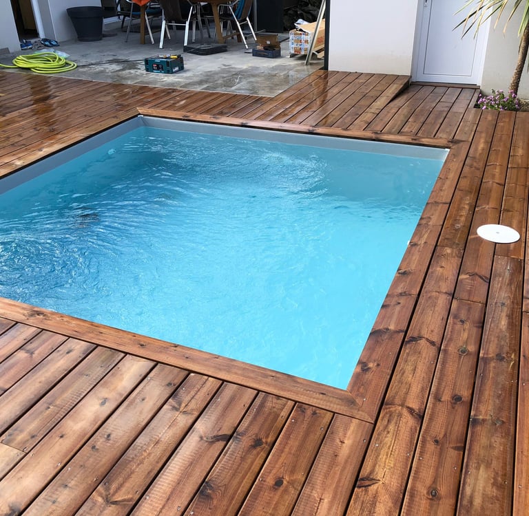 Pose d'une terrasse bois en pin bombé autour d'une piscine à Croix Daurade par LB Menuiserie