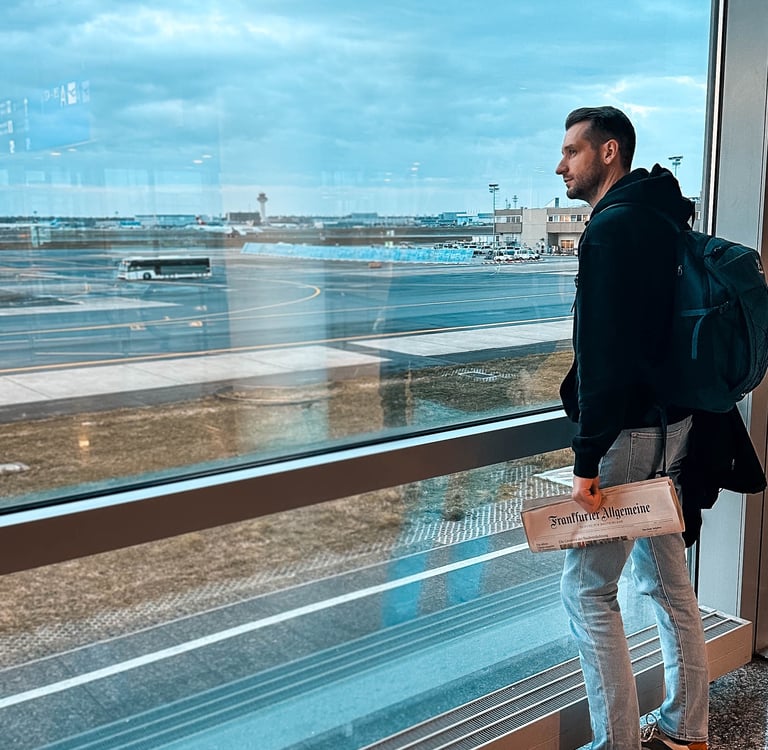 Mann am Fenster am Frankfurter Flughafen