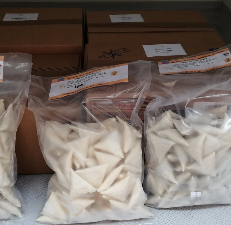 Samoussa emballé en train d'être livré