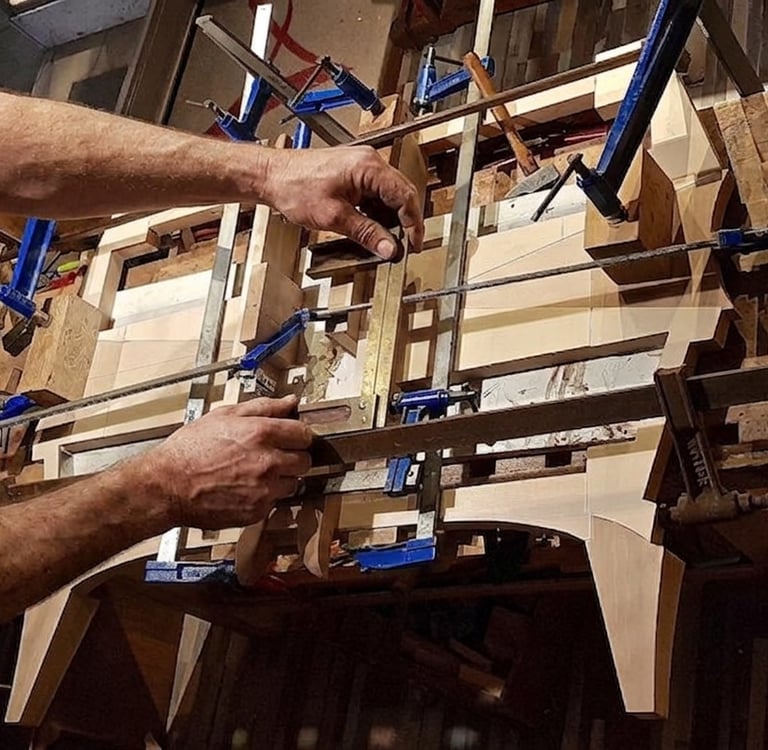 Apprentissage des gestes de l'ébénisterie à l'établi, à La Flotte