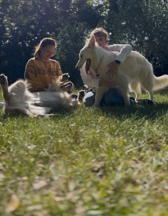 deux amies avec leurs chiens heureuse