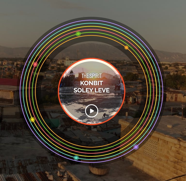 Site web avec cercles colorés ; texte : « The Spirit: Konbit Anba Soley » avant le coucher du soleil