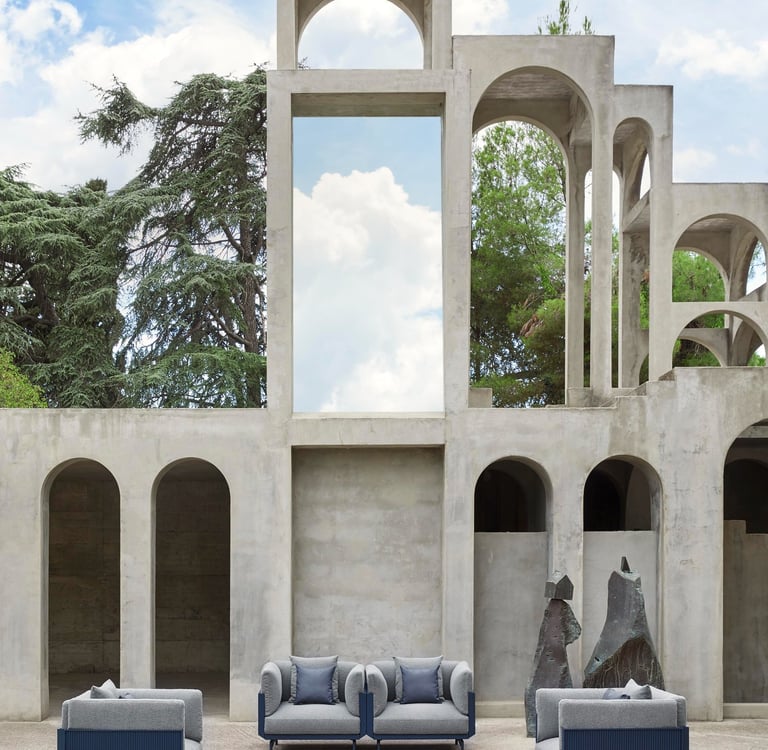 Conjunto de sofás e poltronas de design em estrutura azul marinho com estofamento cinza bouclê e mes