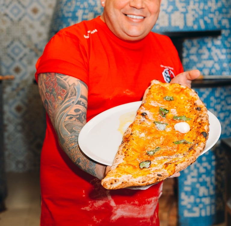 Gennaro Rapido nel laboratorio della pizzeria A' Rot e Carrett.