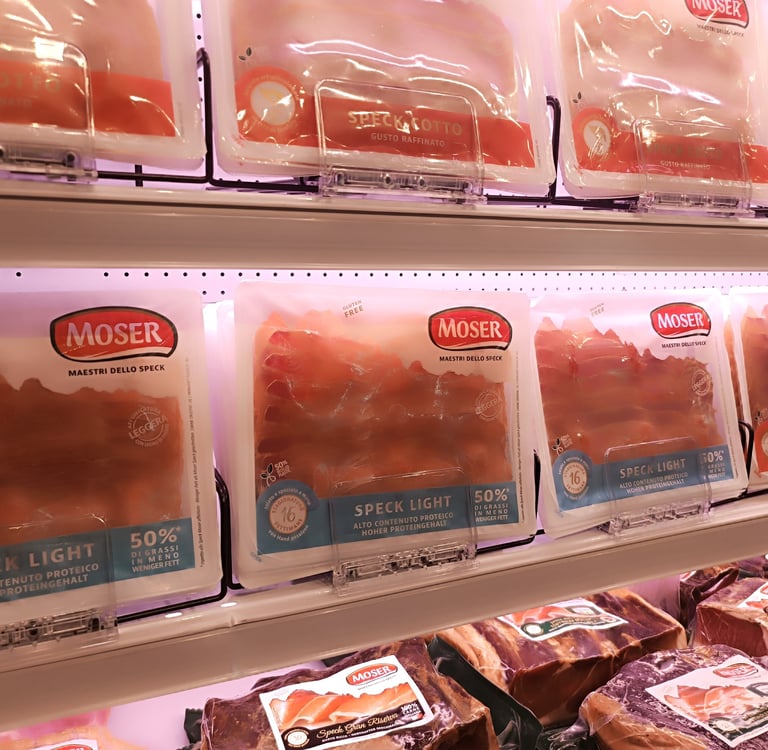 Confezioni di Speck Light Moser esposte nello spazio espositivo aziendale.