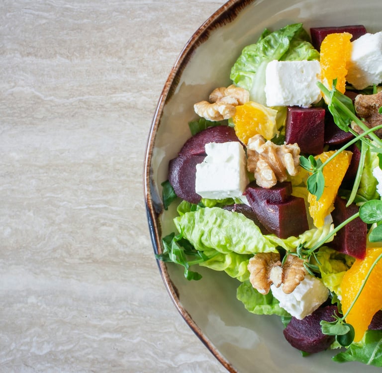 Insalata estiva con formaggio di capra, barbabietola, arancia e noci