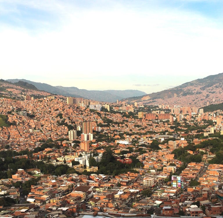 Vue panoramique de Medellín depuis la Comuna 3 avec les quartiers construits sur les collines