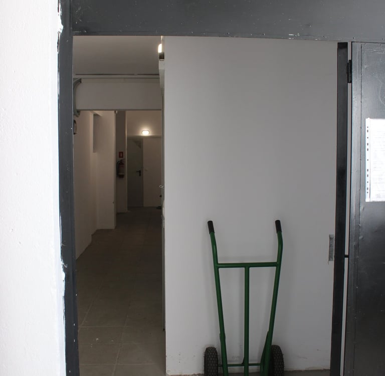 Handcart provided at the storage unit