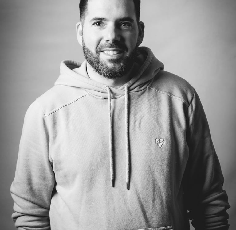 Portrait en noir et blanc de Cyril Steau, photographe professionnel à Paris, pris en studio, regard vers l’objectif.