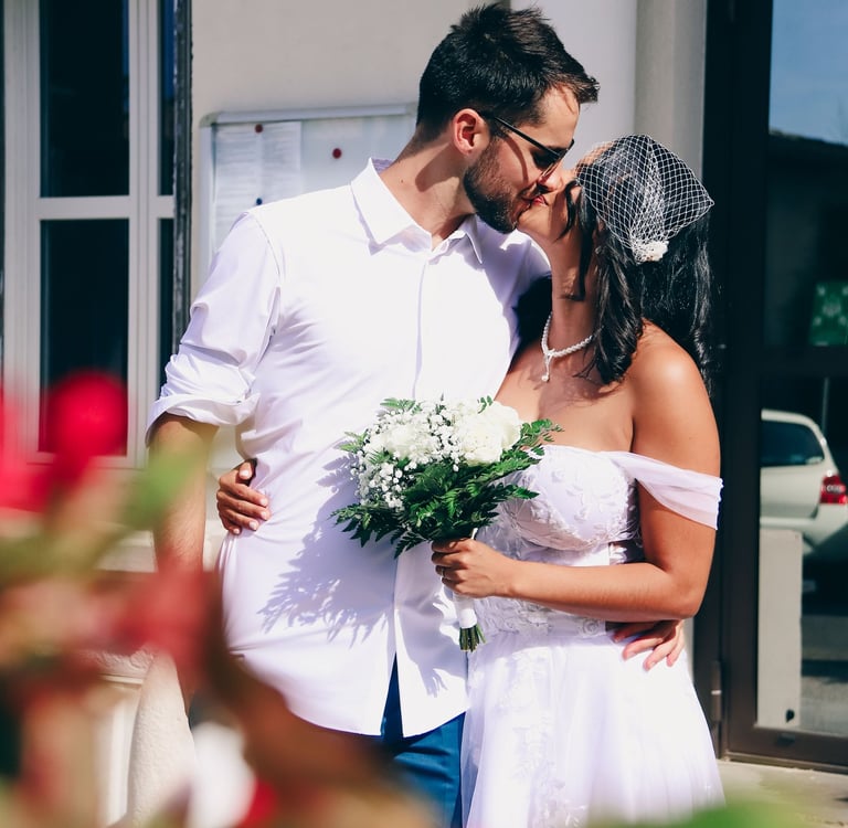 mariés devant la mairie
