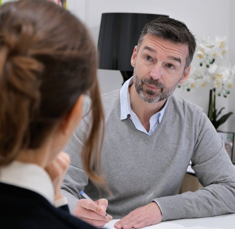 Pascal qui renseigne une cliente pour le traitement d'épilation laser au sein du centre The