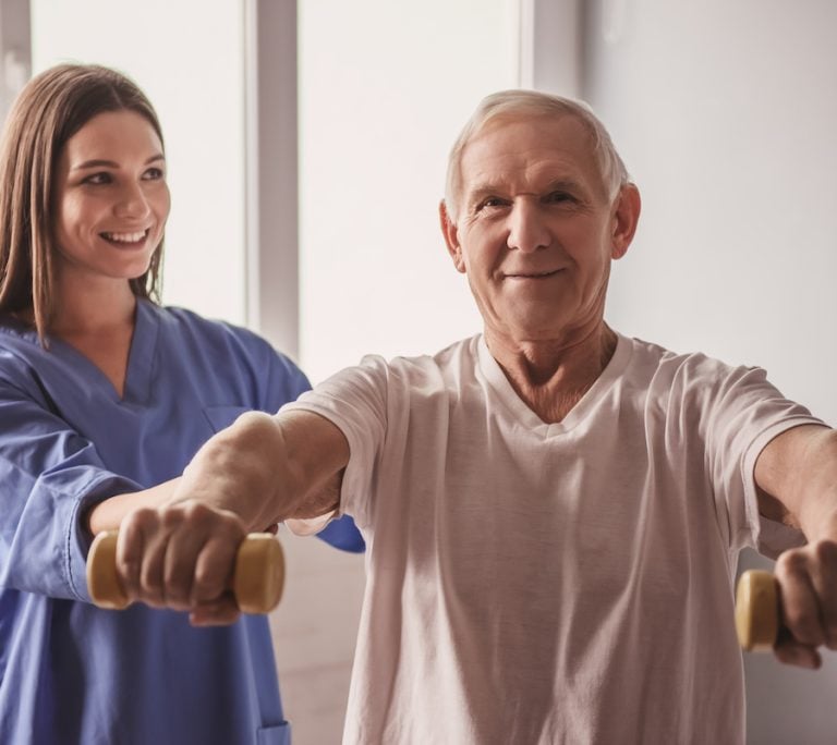 Beneficios de la Fisioterapia Ancianos rehabilitación muscular para adultos mayores 