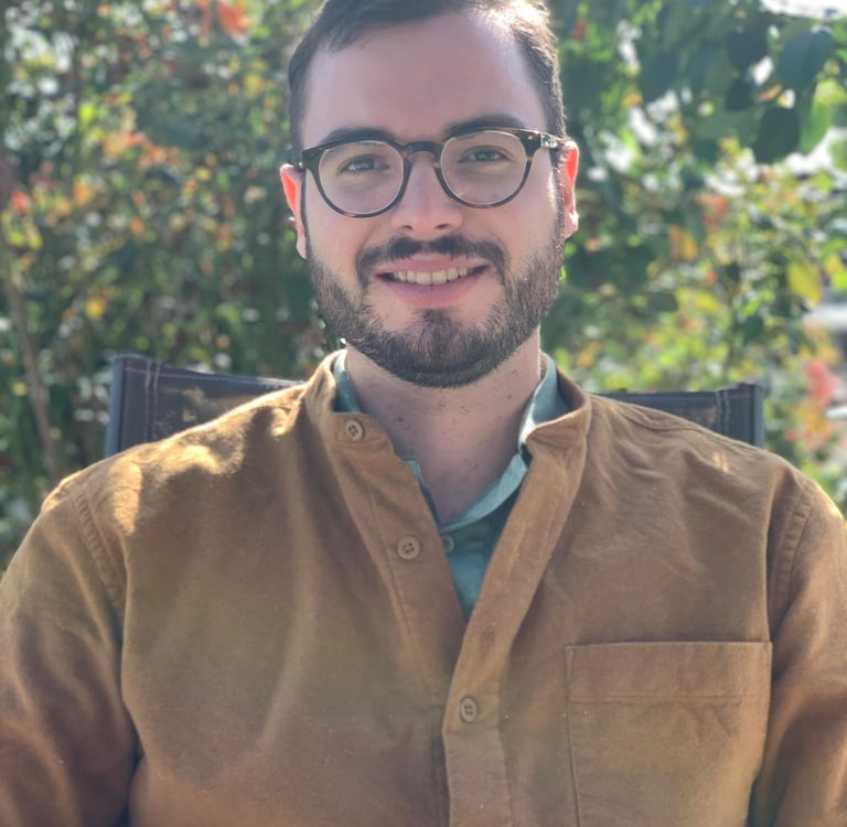 Dr Fabio Marcovski, English-speaking psychologist in Brazil - outdoor headshot