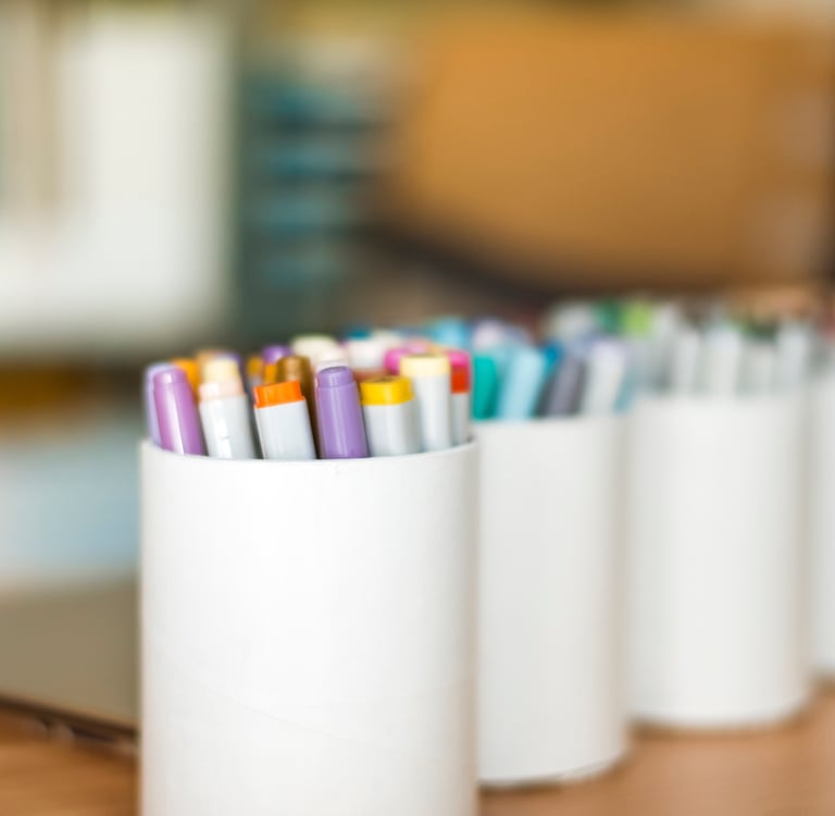 Farbstifte und Farbmarker in Boxen