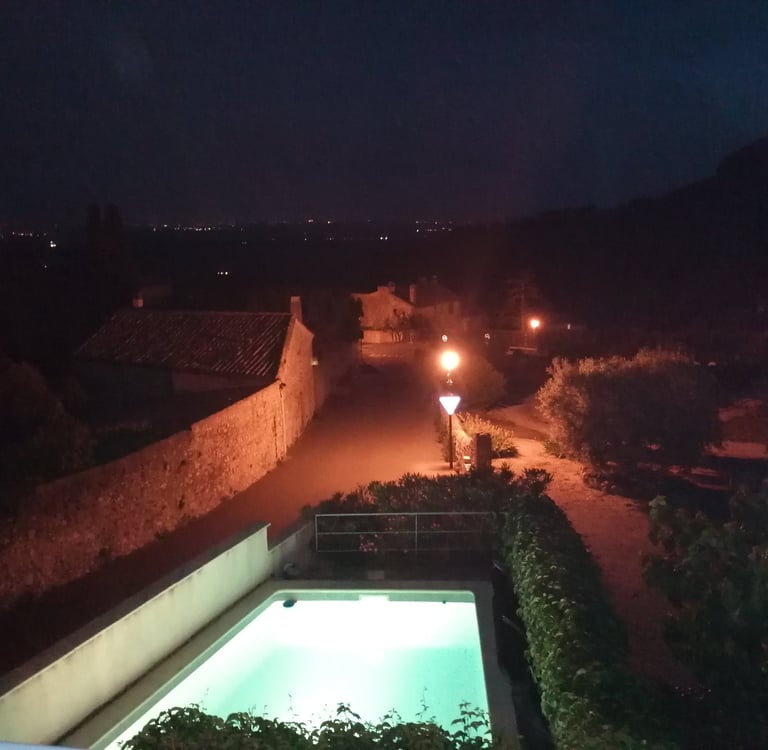 Nachtansicht des Pools im Ferienhaus La Maison d'Yvette in Le Barroux, Provence, Mont Ventoux