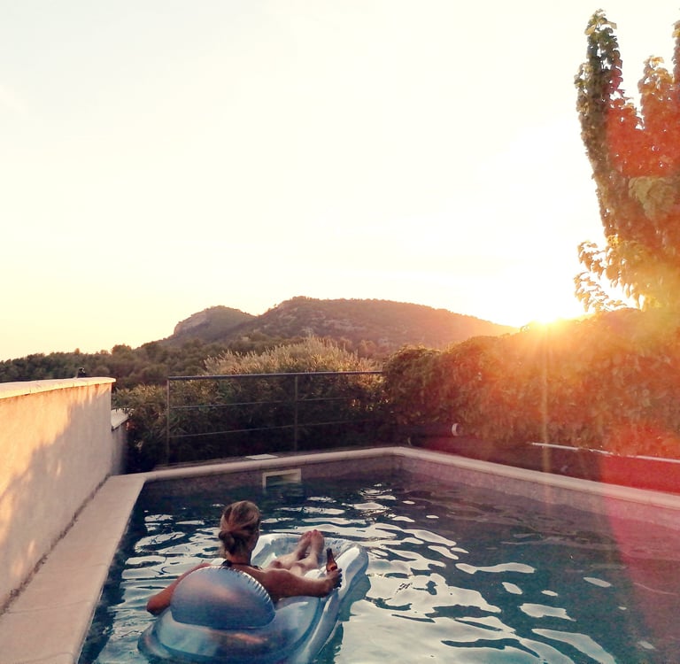 Sonnenuntergang über dem Pool im Herzen der Provence am Fuße des Mont Ventoux