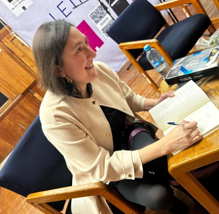 La escritora Ale Lobato firmando y dedicando su libro Mulata