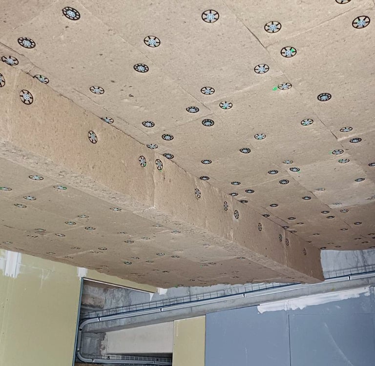 alt="Isolation en sous-face de plancher avec panneaux REVIVER sur le chantier NAOW à Nantes Nord"