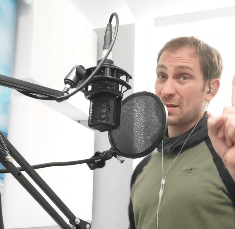 Gerrit Petersen während der Aufnahme für das Hörspiel "Existence - Das ewige Leben im Homestudio