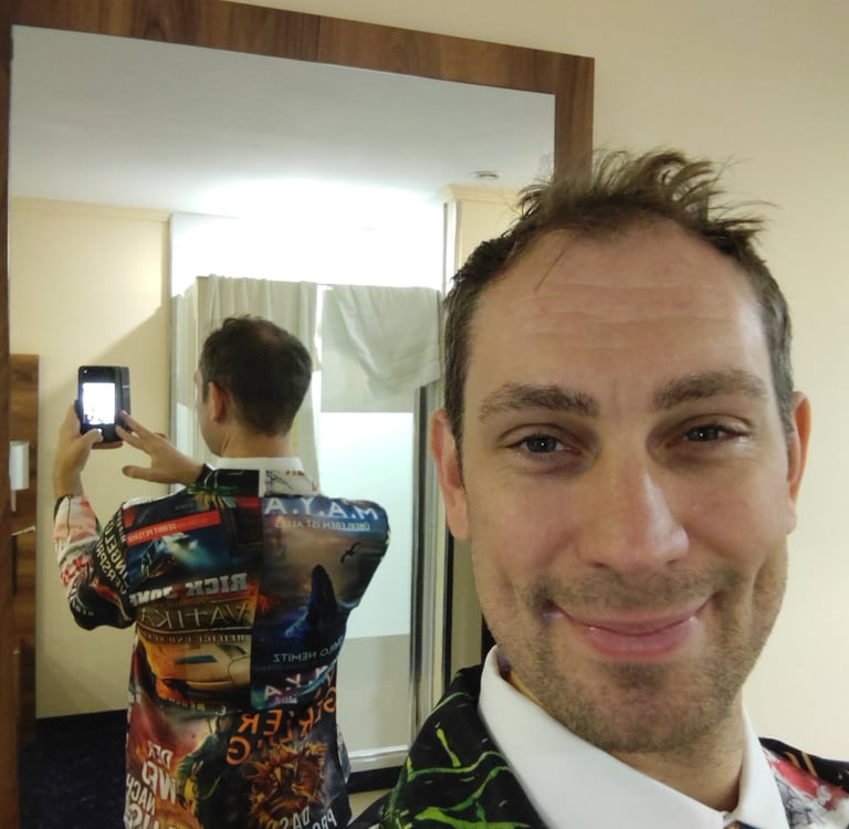 Gerrit Petersen im selbst gestaltetem Hörbuch- Cover Sakko