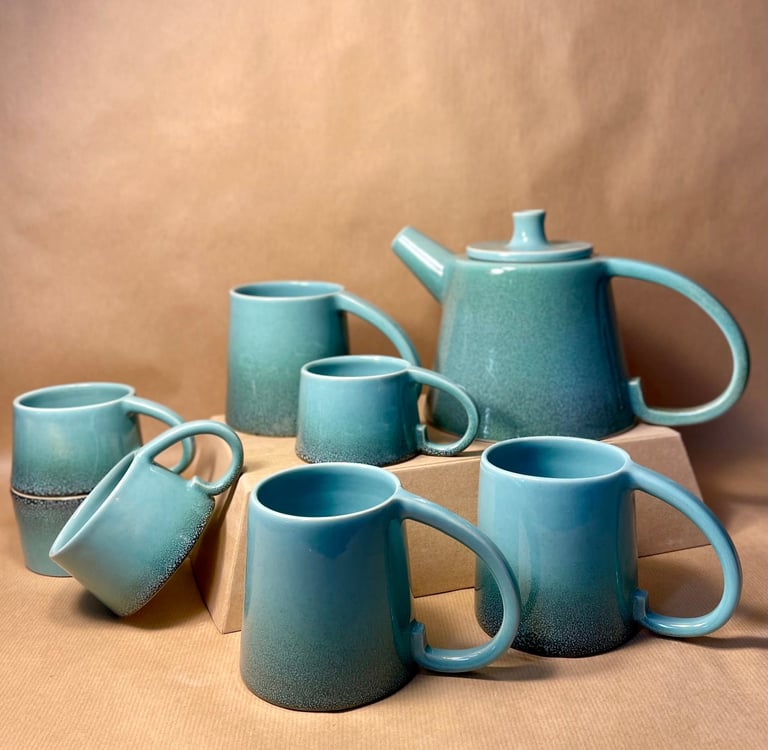Ensemble théière tasses et mugs
