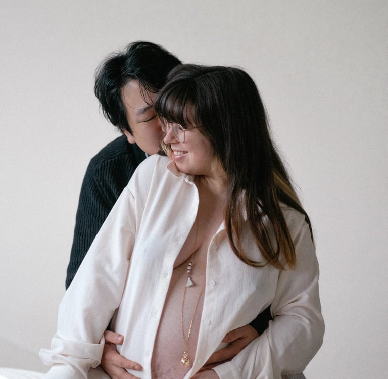 un homme et femme enceinte complice sur un lit lors d'une séance photo grossesse à Guignen, à Rennes