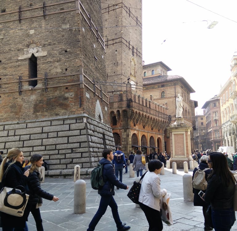 Piazza di Porta Ravegnana 