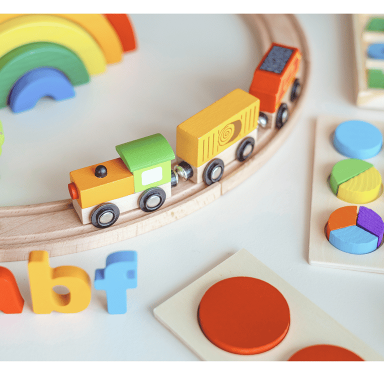 Kids´ wooden games to learn French or English in the Kidioma workshop