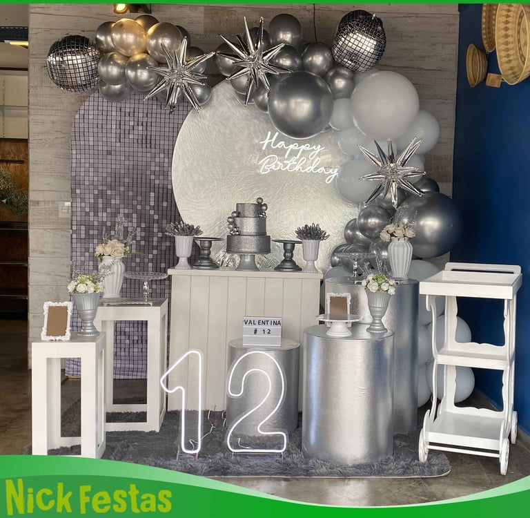 Decoração teen prata com balões metalizados, painel personalizado e número iluminado na Freguesia do
