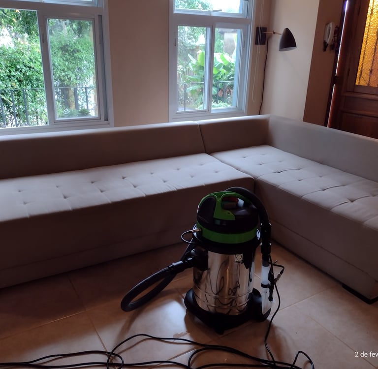Higienização de sofá modular bege em Campinas com máquina extratora no ambiente residencial