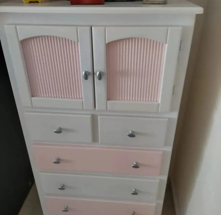 mueble comoda de color blanco y rosa