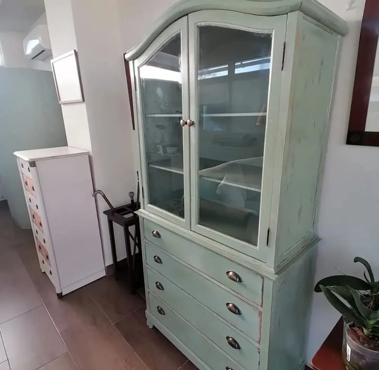 mueble vitrina de madera restaurado con decapado de color verde agua