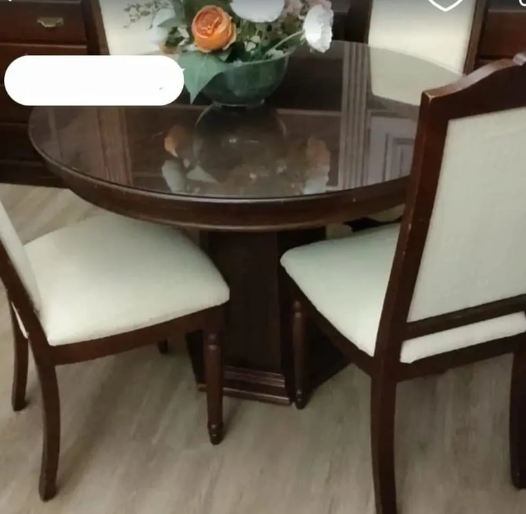 dos sillas y una mesa de comedor de madera