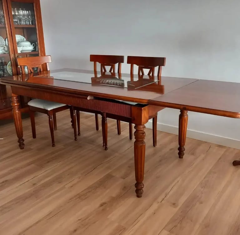 mesa de comedor con tres sillas y una vitrina de madera