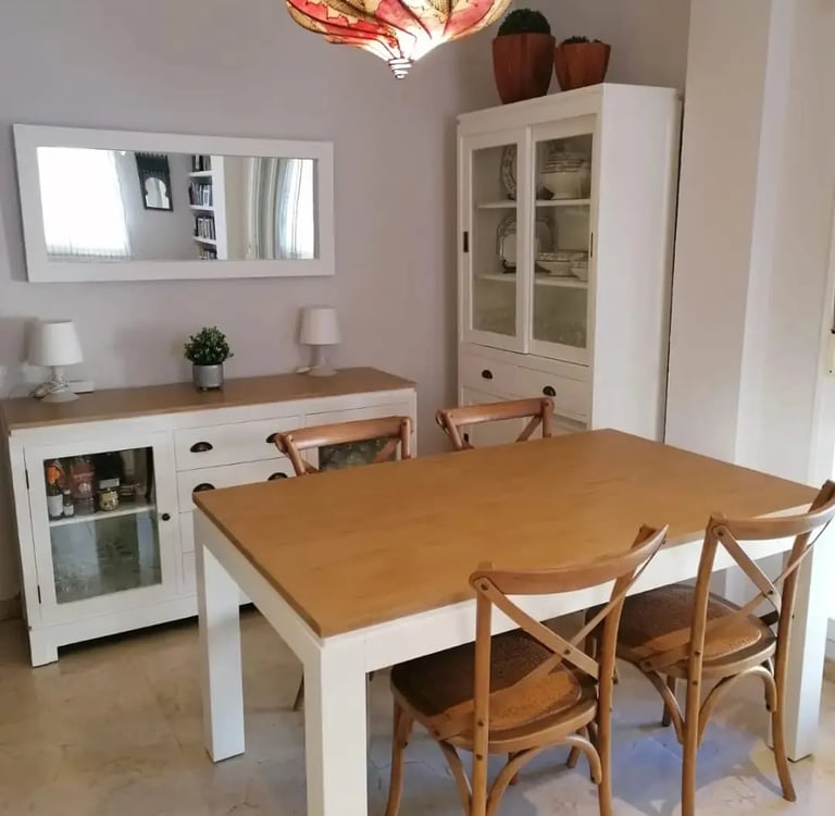 mesa de comedor restaurado con pintura blanca y efecto madera cuatro sillas de madera una comoda restaurada con pintura blanc