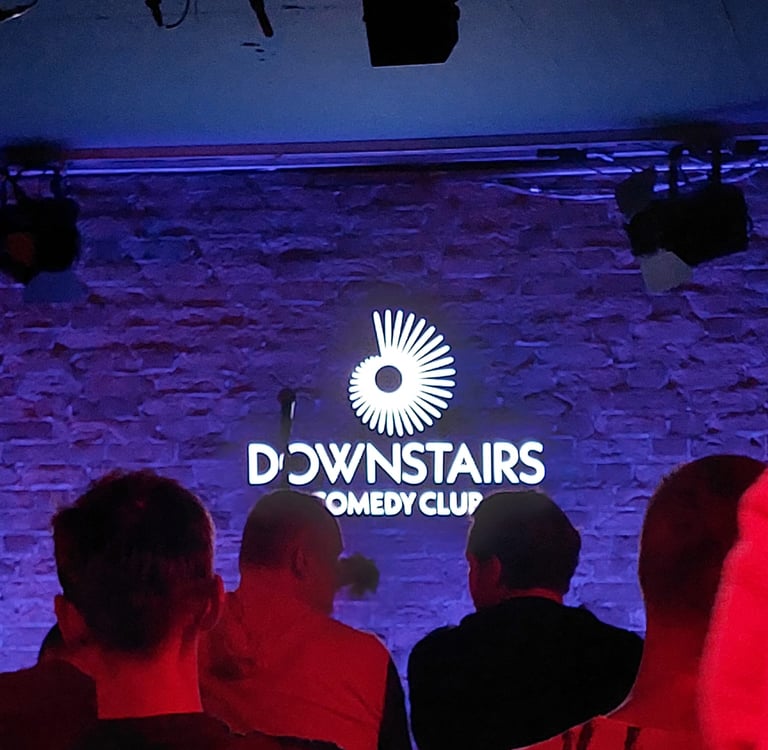 Bühne beim Downstairs Comedy Club