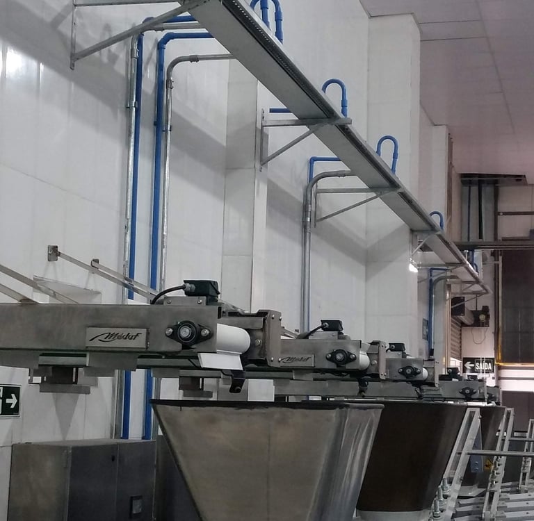 Diagrama mostrando os componentes básicos de uma esteira transportadora industrial.