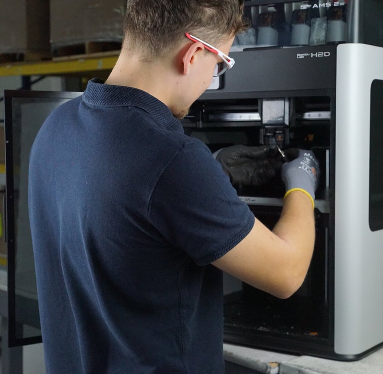 Unser Techniker bei der Wartung einer FDM-Anlage vor Ort.